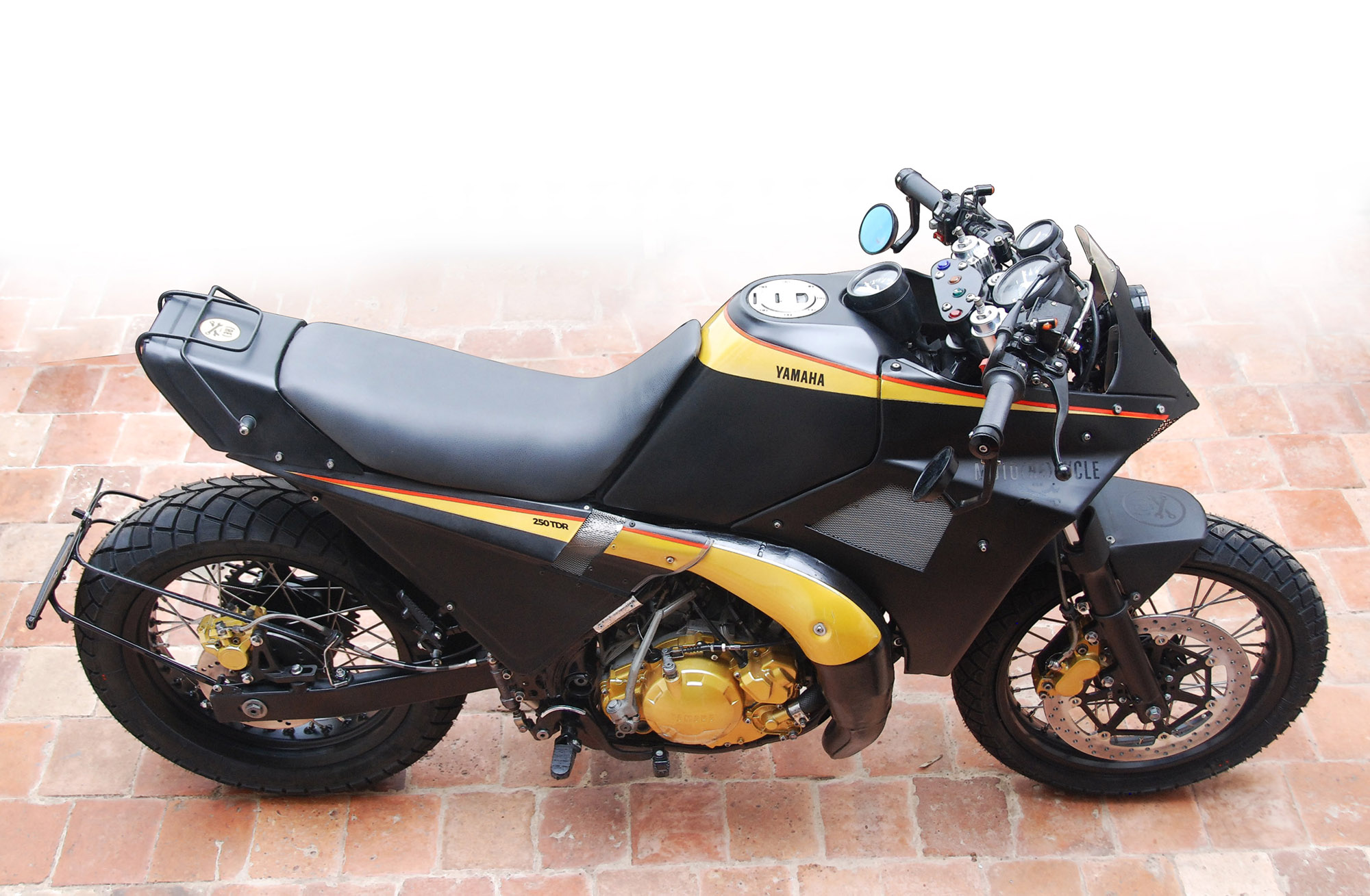 TDR250 profil final 3 quart haut web YAMAHA 250 TDR Moto(RE)cycle 2020